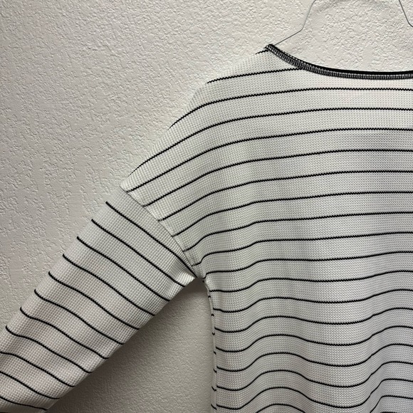 Women’s Sz Lg Long Sleeve Scoop Neck 1/4 Button Up Tee, V492 - Picture 7 of 8